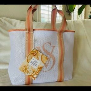 Victoria secreté bag includes 4 body care products